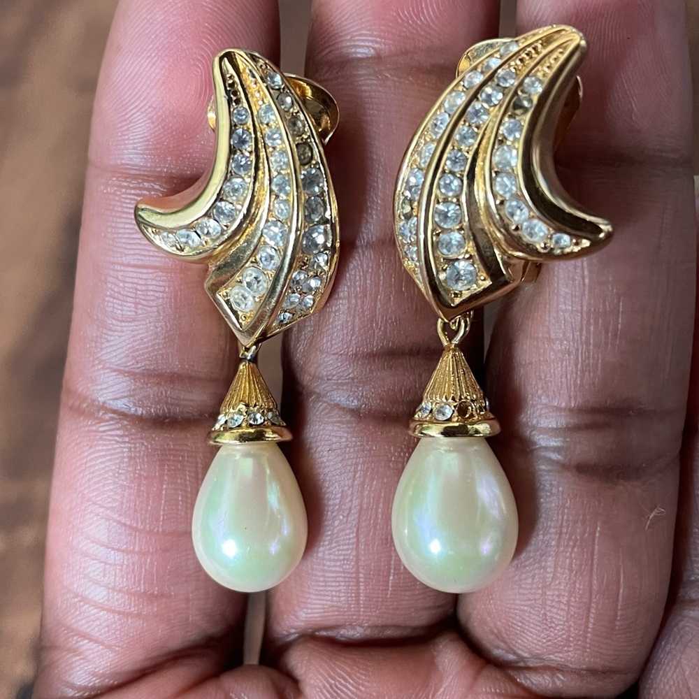 CHRISTIAN DIOR Vintage Teardrop Pearl earrings